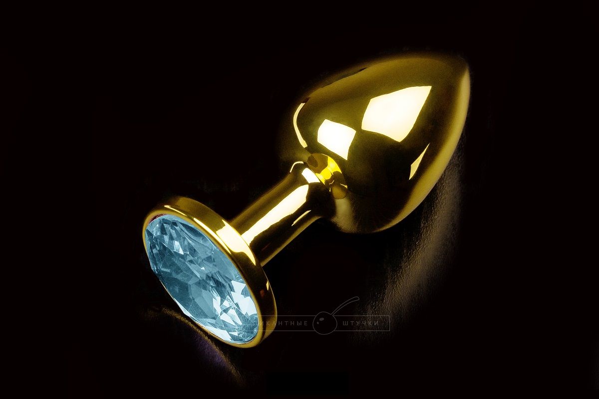 Купить Маленькая золотистая анальная пробка с круглым кончиком и голубым кристаллом - 7 см. в Москве.