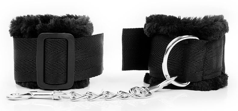 Купить Черные наручники на регулируемых пряжках в Москве.
