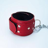Купить Красные кожаные наручники с меховым подкладом в Москве.