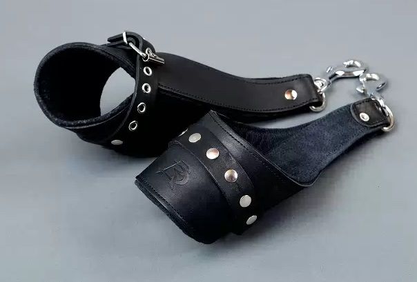 Купить Чёрные кожаные наручники для подвешивания в Москве.