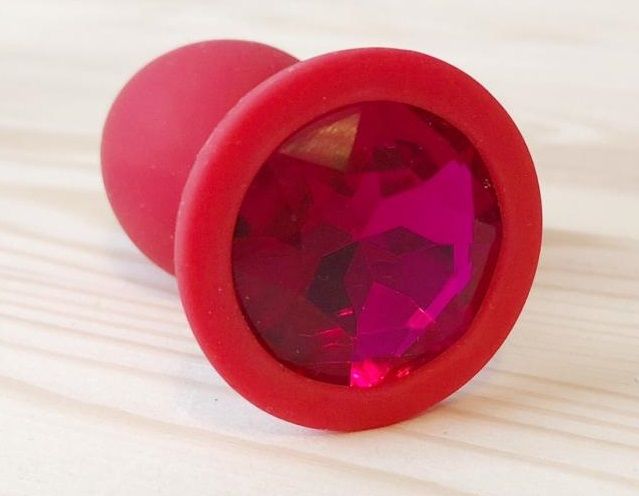Купить Красная анальная втулка с малиновым кристаллом - 7,3 см. в Москве.