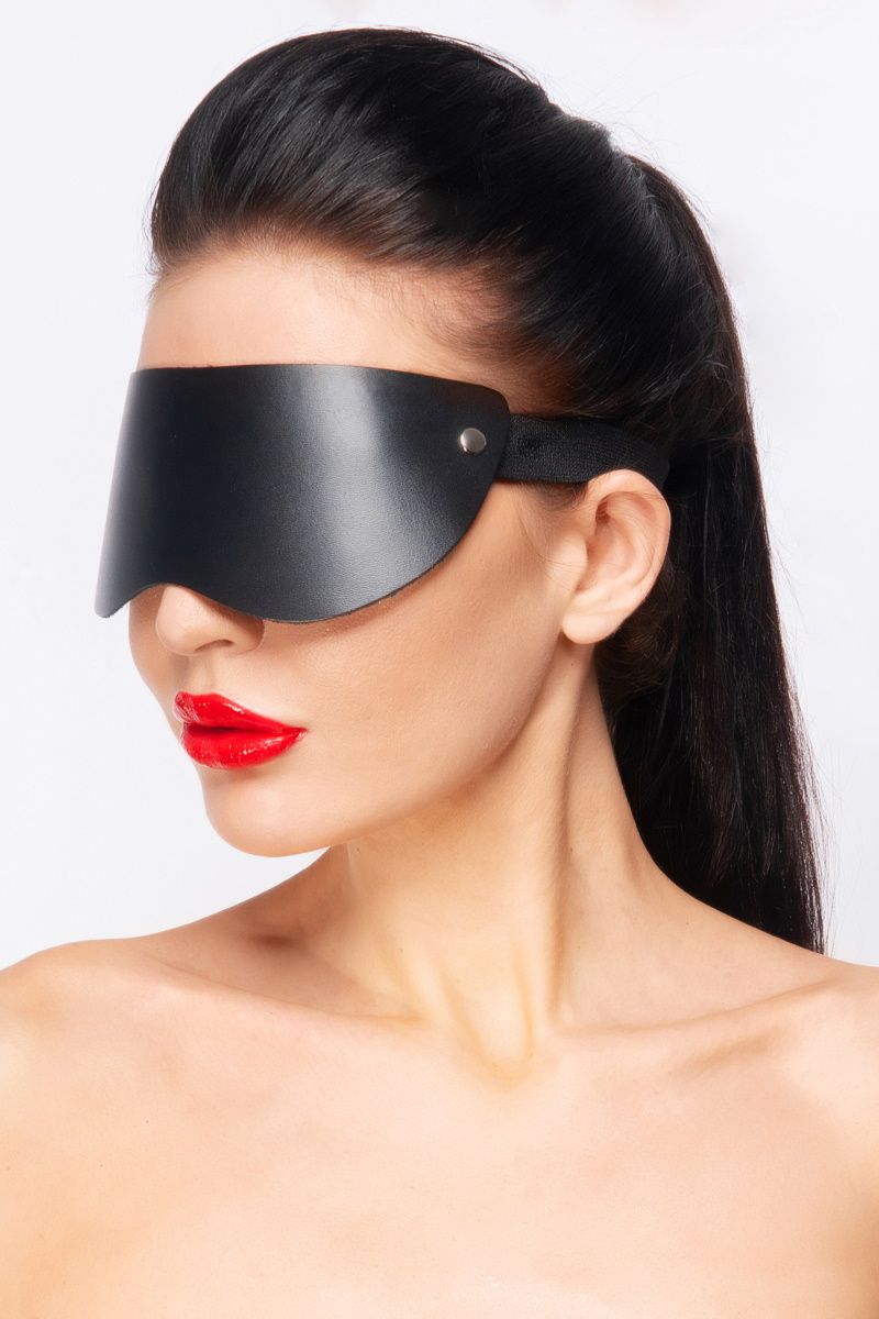 Купить Черная кожаная маска без прорезей для глаз в Москве.