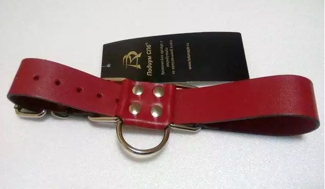 Купить Широкие красные ременные наручники с полукольцом в Москве.