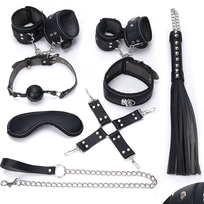 Купить Пикантный черный набор БДСМ: маска, ошейник, кляп, фиксатор, наручники, оковы, плеть в Москве.