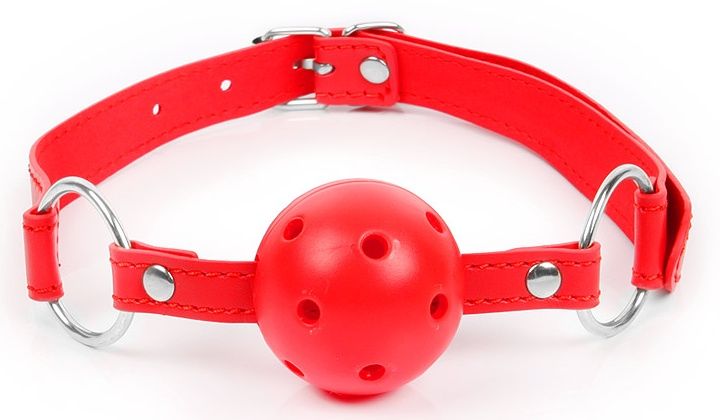 Купить Красный кляп-шарик на регулируемом ремешке с кольцами в Москве.