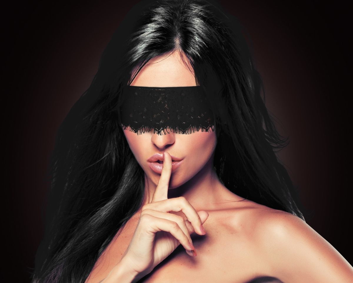 Купить Черная кружевная маска Mystere Lace Mask в Москве.