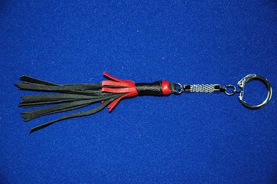 Купить Чёрно-красный брелок для ключей в форме плёточки в Москве.