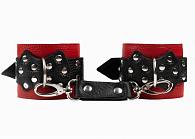 Купить Красно-черные наручники с фиксацией на двух карабинах в Москве.