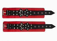 Купить Красно-черные наручники с фиксацией на двух карабинах в Москве.