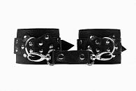 Купить Черные наручники с фиксацией на двух карабинах в Москве.